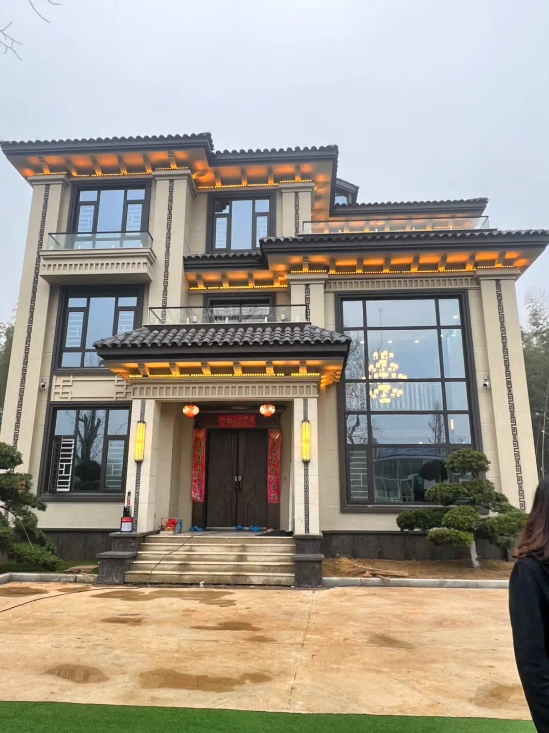 三层新中式别墅正面实拍图片