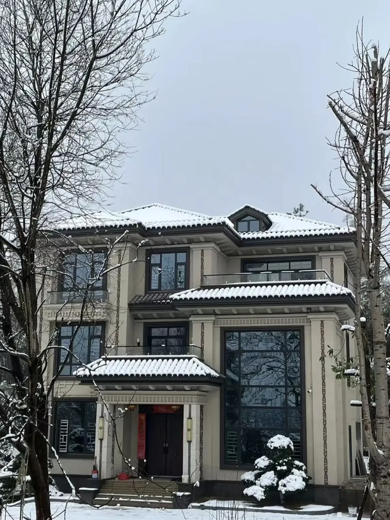 三层新中式别墅雪景实拍图片