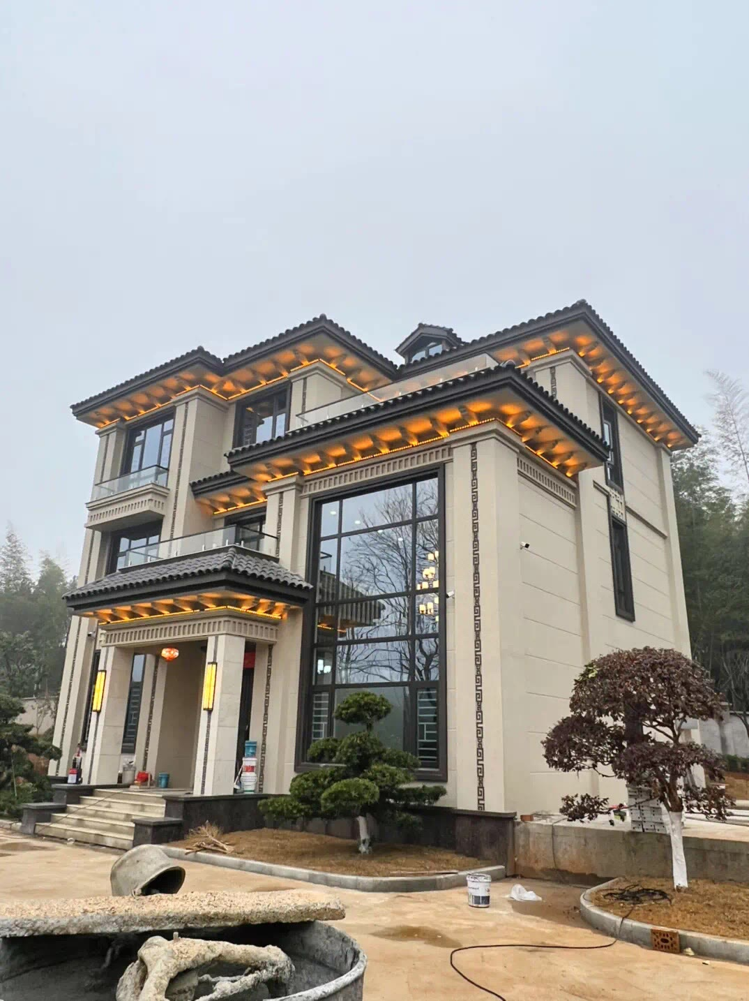 三层新中式别墅侧面实拍图片