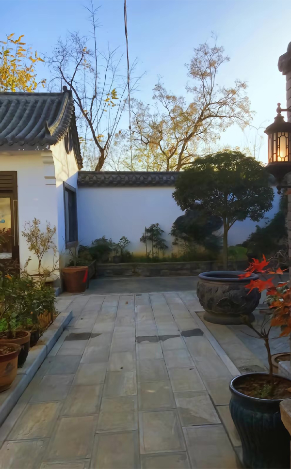 中式小院白墙黛瓦.jpg